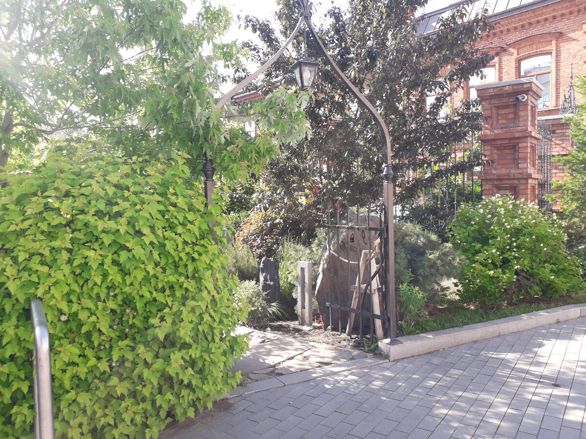 Кованая калитка в сад ведёт с улицы Горького. Фото автора.