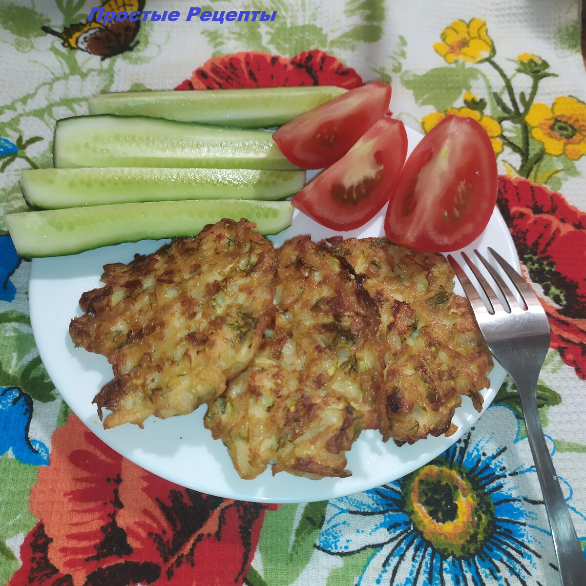 Нарежьте куриную грудку и кабачок на мелкие кусочки