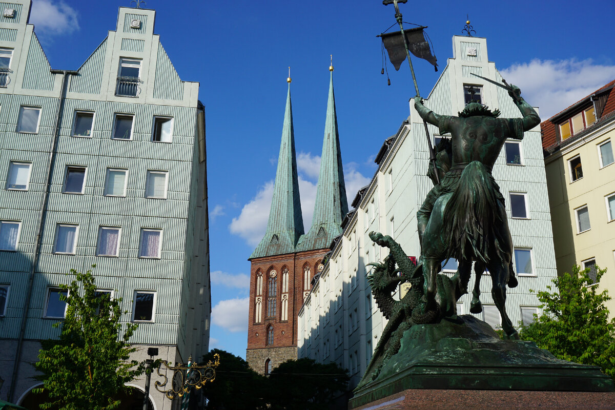 На заднем плане - Николаикирхе - самая древняя церковь в Берлине.