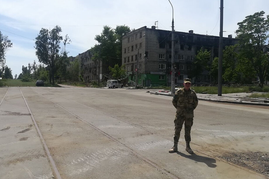 Студент второго курса лечебно-профилактического факультета УГМУ Арсений Кисляков в Мариуполе. Фото: страница Арсения Кислякова в соцсети «ВКонтакте»