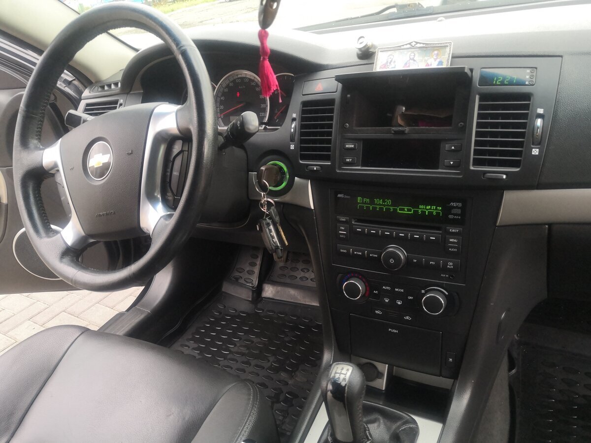 Спереди ничего лишнего, есть сходство дизайна с "корейцами" тех же годов по типу "Сонаты" или "Маджентиса" (фото с авто.ру)