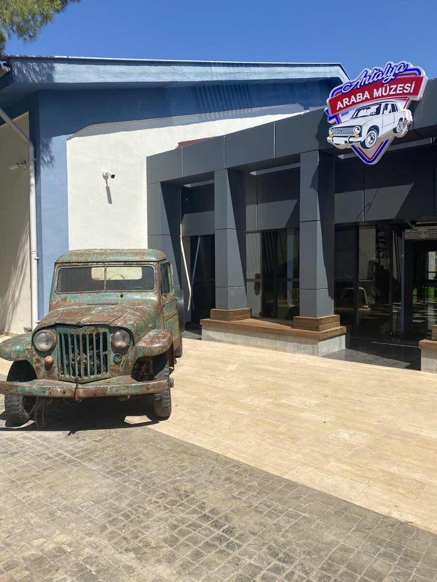 Вход в музей машин Докума парк