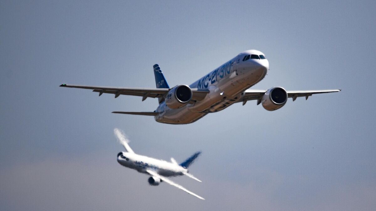    Пассажирские самолеты МС-21-310 и МС-21-300 на Международном авиационно-космическом салоне МАКС-2021© РИА Новости / Павел Бедняков