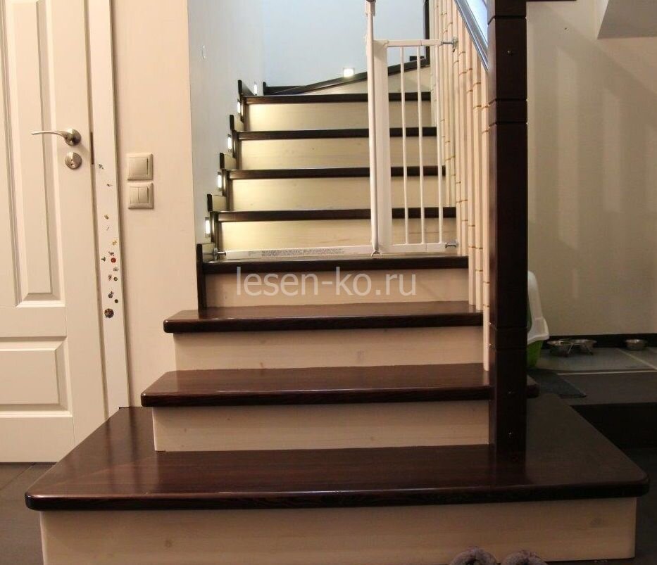 Древесину можно разделить на классы по стоимости, например, к бюджетному варианту относят ель и бук, к среднему по цене – ясень. Ну и более дорогие породы, это дуб, клен и лиственница. Не рекомендуется изготавливать ступени из сосны и пихты, так как их древесина быстро изнашивается, а также березы, потому что она подвержена растрескиванию.