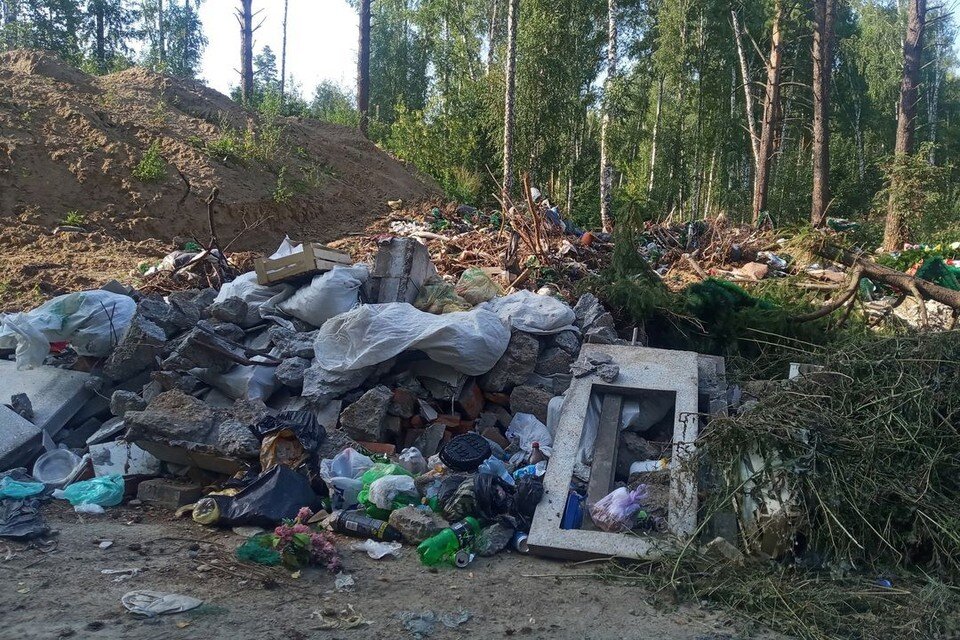     Кладбище завалено мусором. Фото: "АСТ-54"