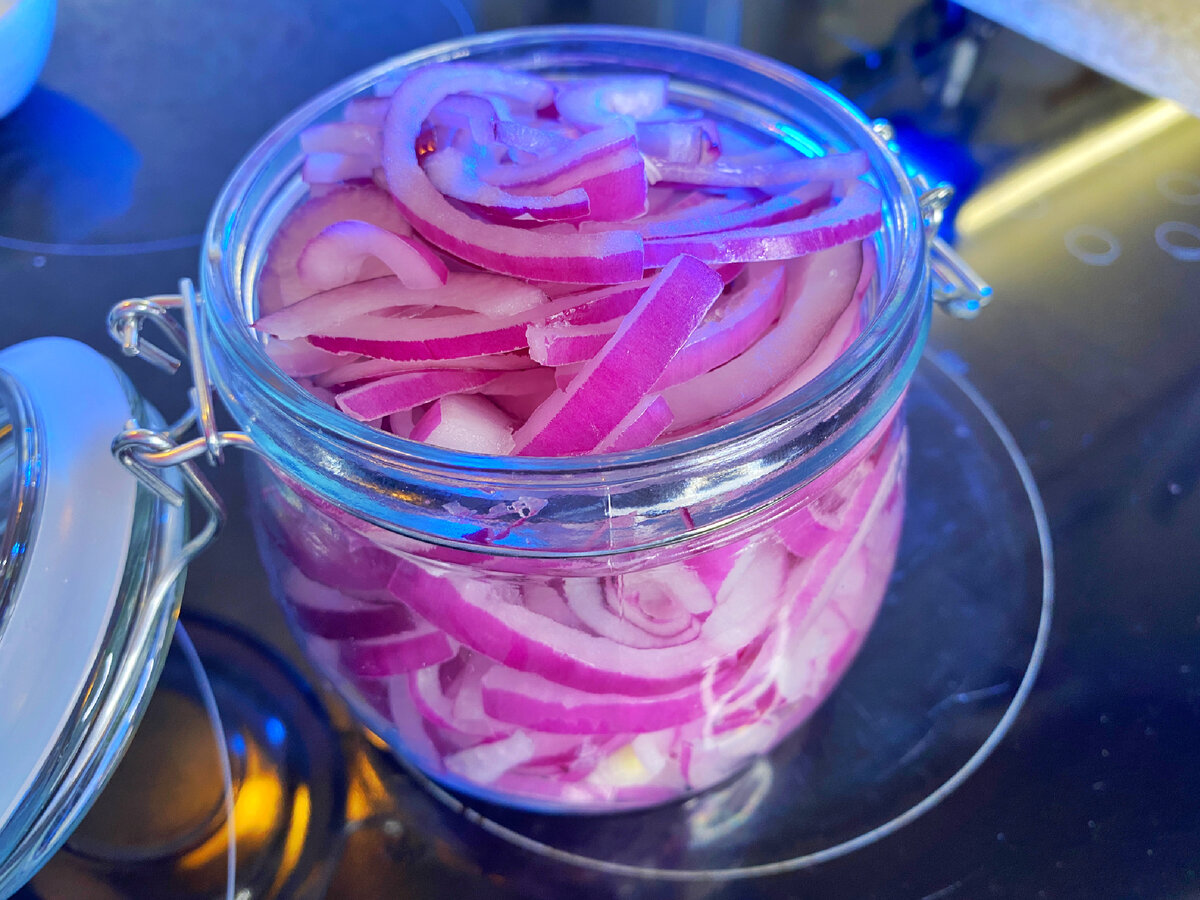 Как быстро замариновать лук на салат – рецепт к празднику - Телеграф