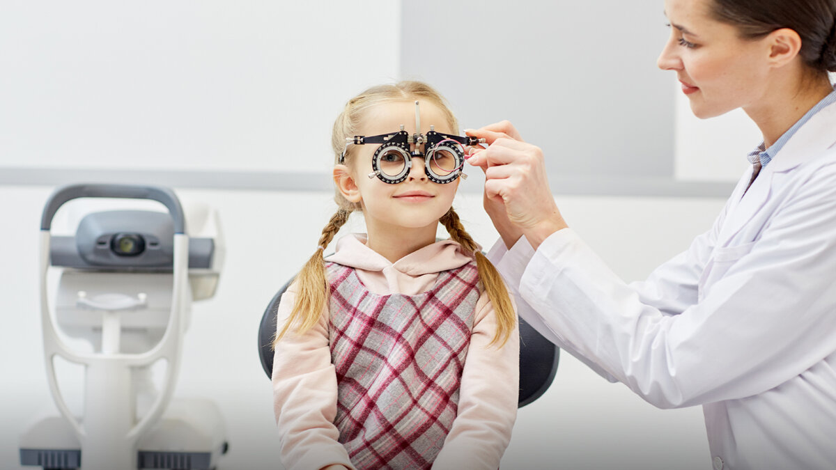 Врач зрение очки. Ребенок у окулиста. Детская офтальмология. Миопия это в офтальмологии. Врач офтальмолог детский.