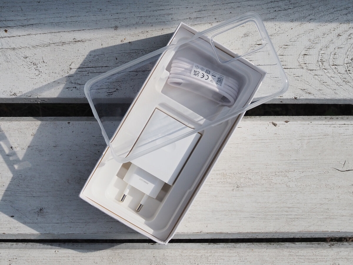 Комплект: смартфон, сетевой адаптер 33 Вт, кабель Type-C, защитный чехол, защитная плёнка (на экране)