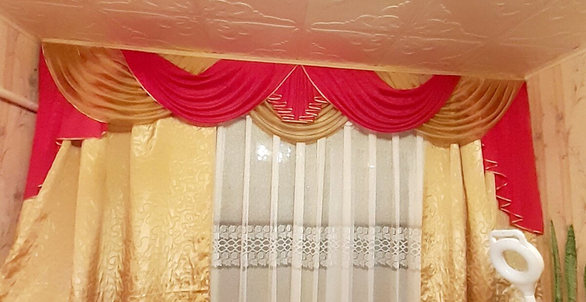 10 лет висит, как новый.