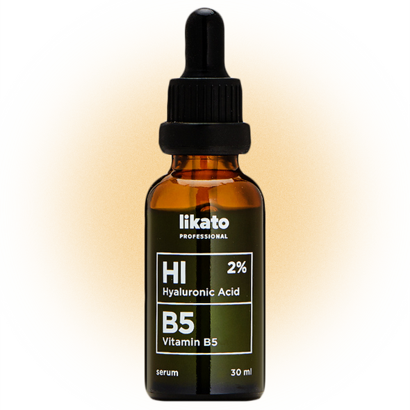 
купить462 руб.Сыворотка для лица с гиалуроновой кислотой Hyaluronic Acid Vitamin B5 Serum, LikatoСредство вязкое, по консистенции напоминает гель. Запах приятный и ненавязчивый — мне показалось, что отдает мятой. Упаковка с пипеткой — так сыворотку удобно дозировать, а на все лицо хватает пары капель. Впитывается быстро — за две-три минуты. Наносить сыворотку надо тонко, а не наслаивать плотным слоем, иначе скатается (не забываем, что она как гель). Я капала меньше, мне этого хватало, и на коже не оставалось ничего лишнего. Теперь об эффекте: средство хорошо увлажняет, успокаивает кожу, убирает мелкие воспаления, выравнивает тон. Со своей задачей справляется, но к консистенции нужно приспособиться.
