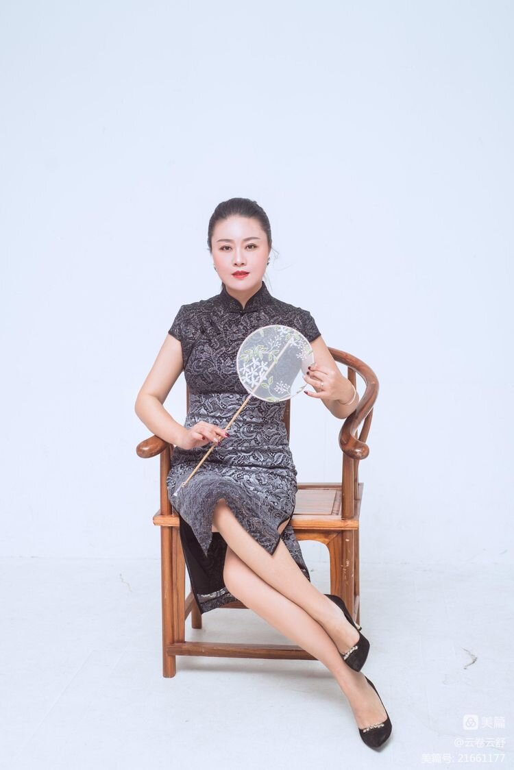 Когда нас учили правильно сидеть, я не делала фотографии, поэтому отыскала похожий вариант в интернете. Нам говорили, что одна нога должна быть заведена за другую, но при этом не как здесь "ногу на ногу", просто ноги соединены, левая ступня чуть вперед, правая позади неё 