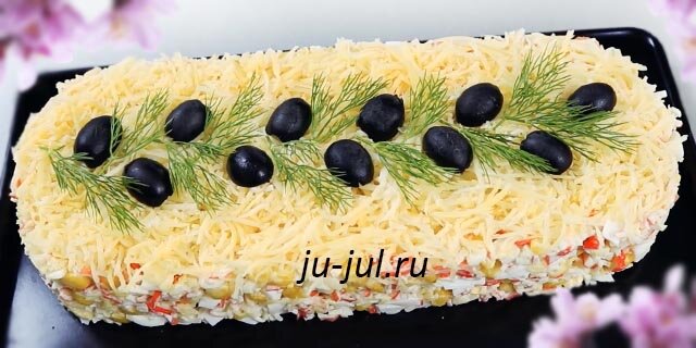 Салат из крабовых палочек с кукурузой, сыром и яйцами