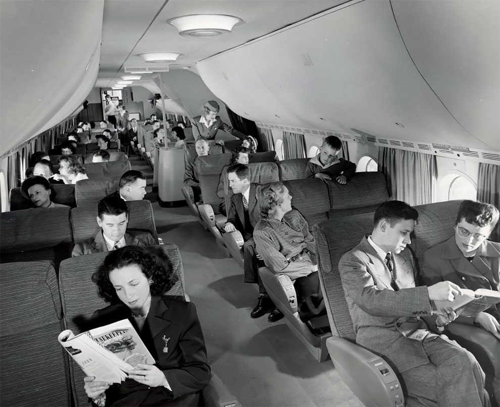 Первые пассажиры самолета. Салон самолета Boeing 377 Stratocruiser. Боинг 377 Стратокруизер. Boeing 377 Stratocruiser 1947 салон. Boeing 377 внутри.