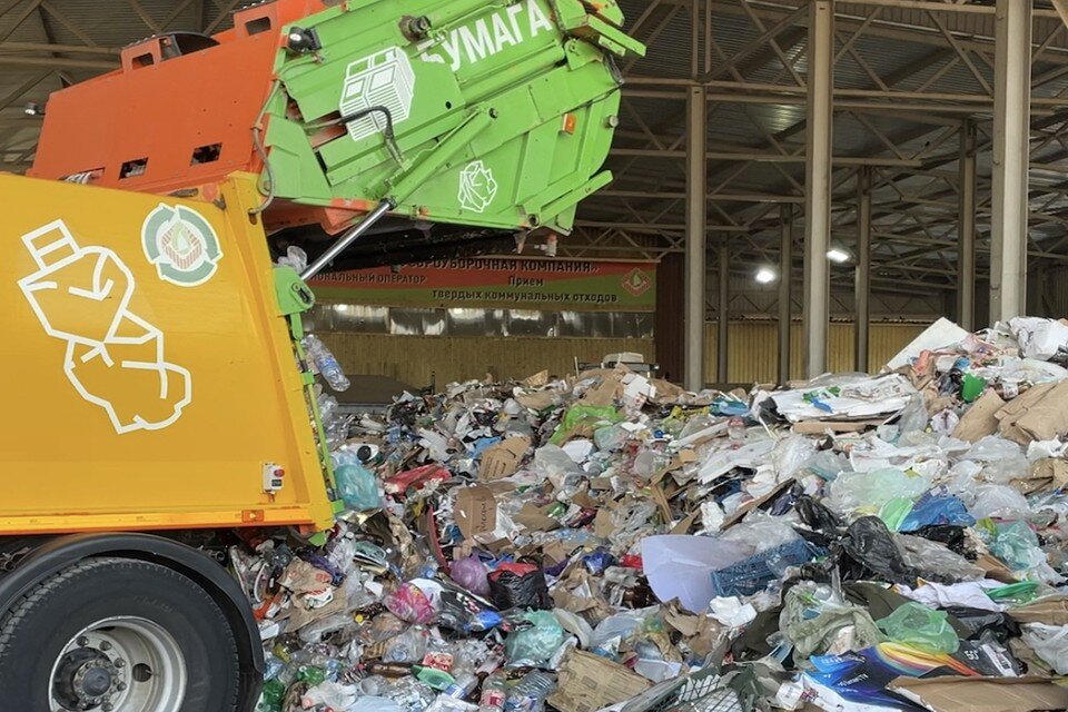     Пластик и будмагу для дальнейшей переработки сотртируют на полигоне в Копанском. Фото: Екатерина Данилевская.