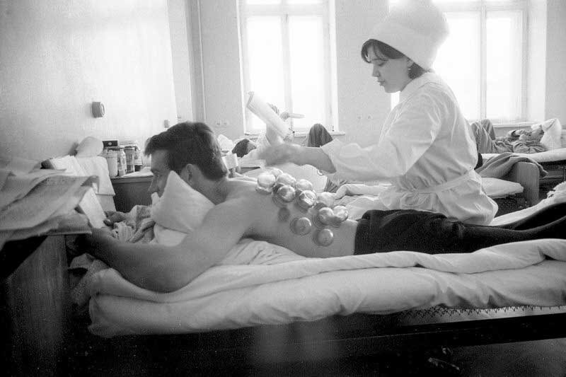 Банки и горчичники — это лечебные процедуры, направленные на лечение всех на свете болезней, даже тех, которых в природе не существует. 