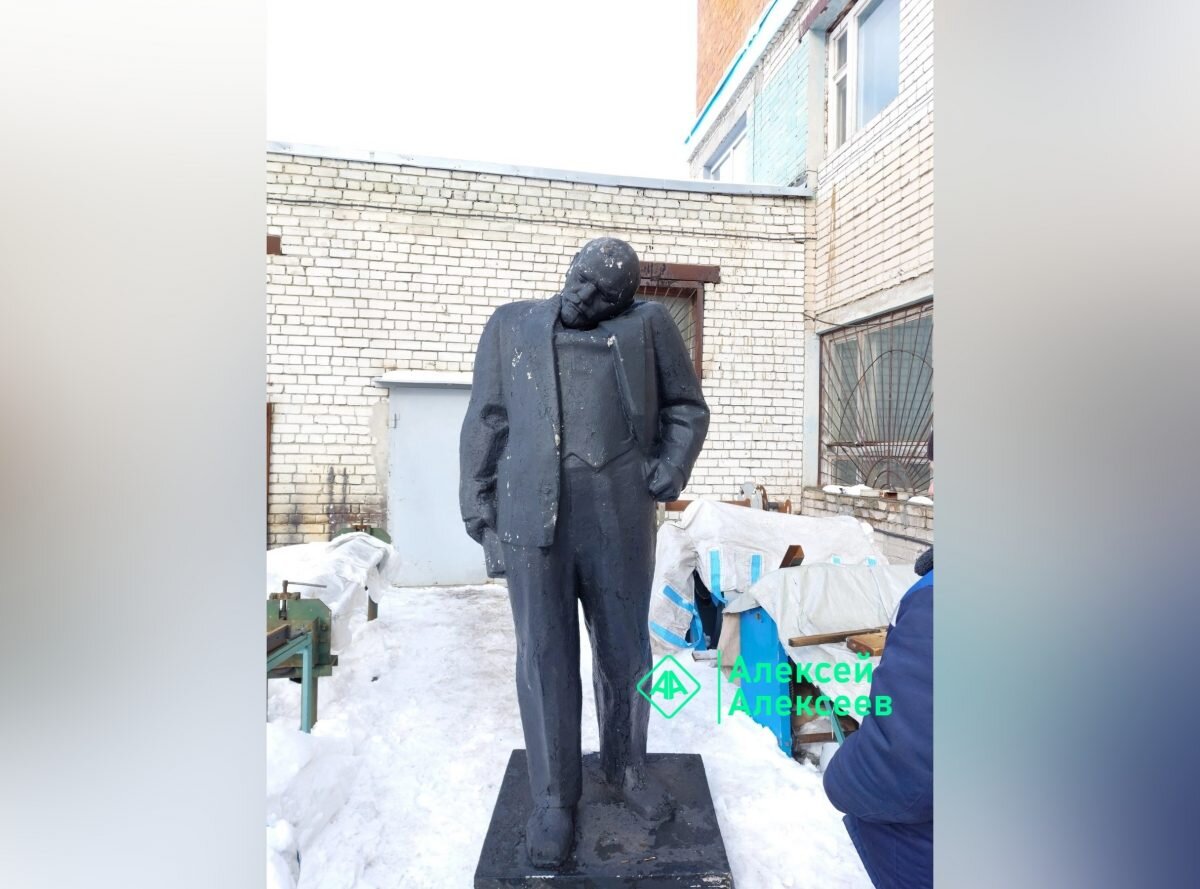    Памятник на территории завода «Корунд» повредился из-за осадков Арина Полтанова