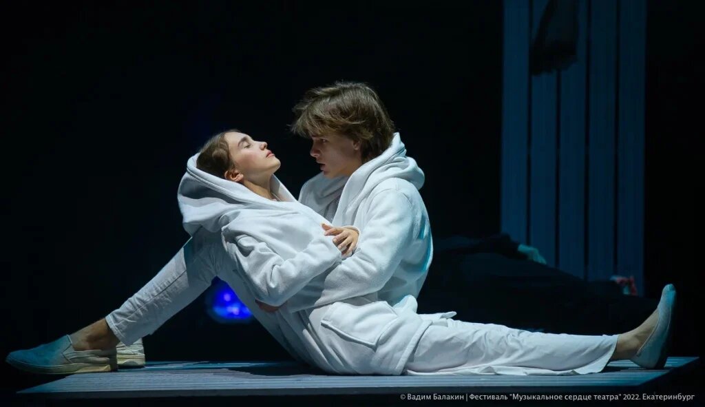    Фото спектакля «Юная любовь в пяти театральных измерениях» редакция RTWeek