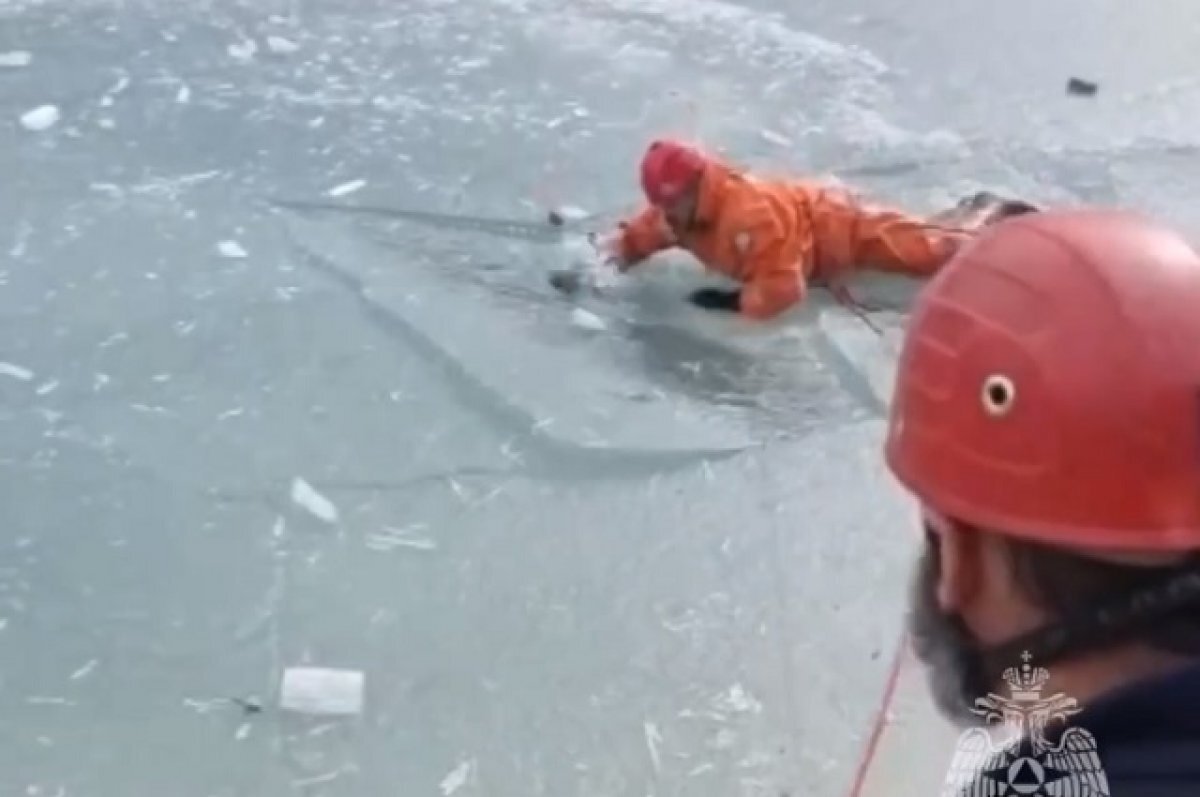    МЧС по КБР опубликовало видео с озера Гижгит, где с машиной утонули люди