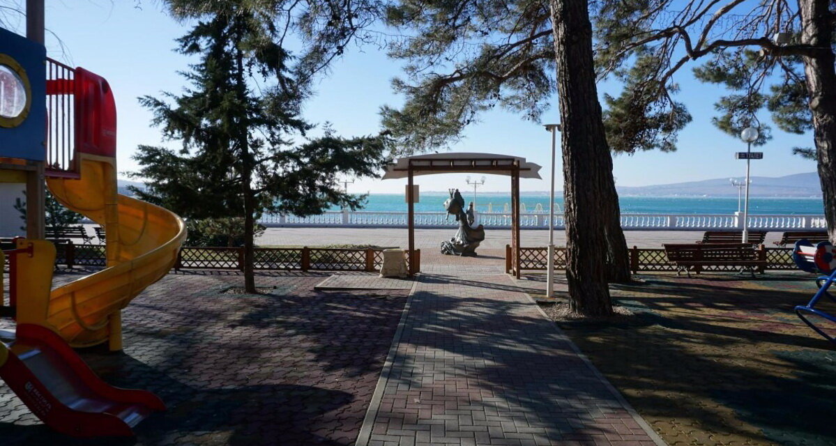 Выход к набережной из детского городка Золотая Рыбка