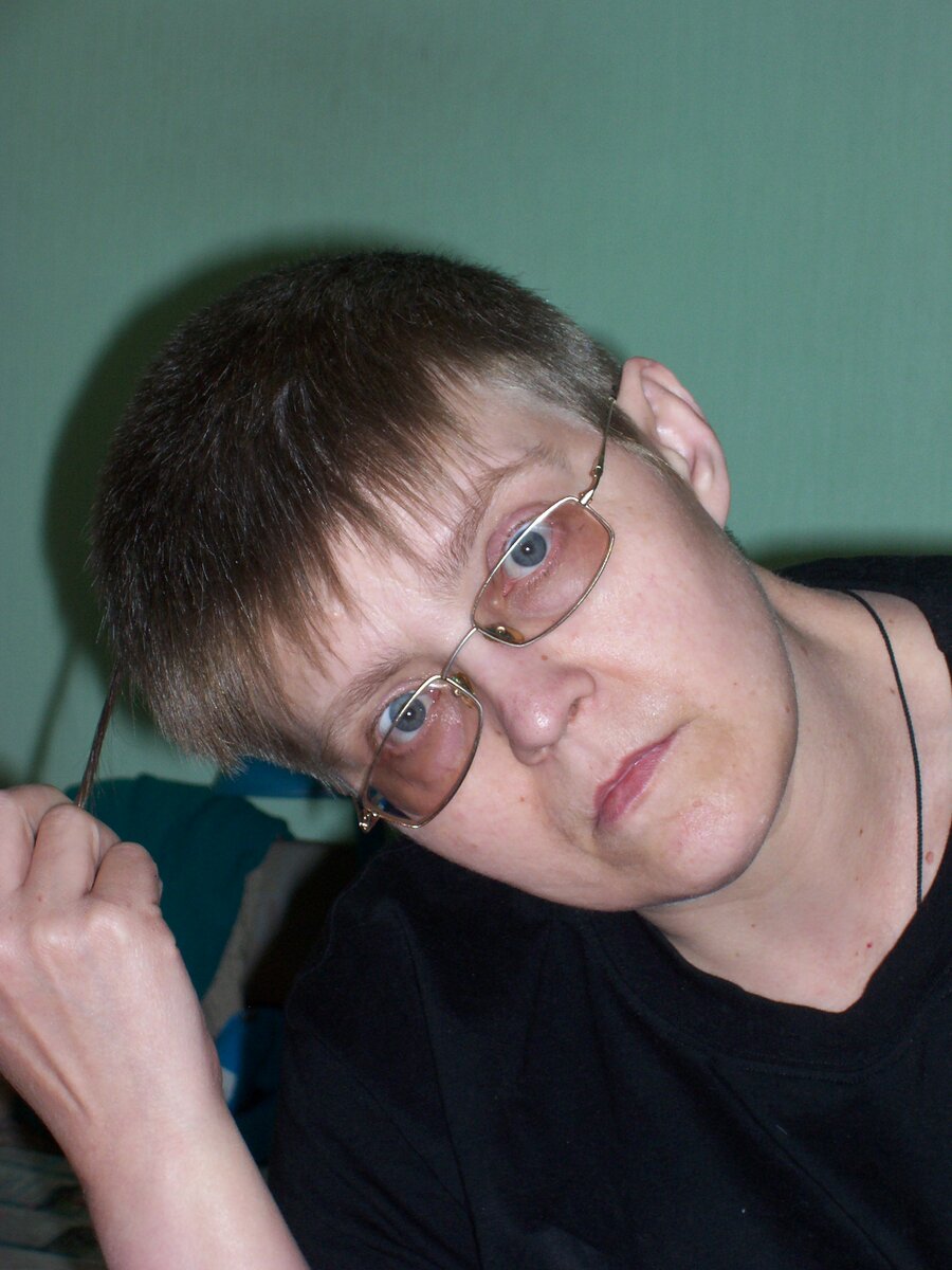 Меня зовут Ирина. Мне 51 год. Я живу с диагнозом «рассеянный склероз» первично проградиентное течение более 20 лет.  Сломала позвоночник 15 лет назад. Инвалид 1 группы. Мой вес что-то около 100 кг. Не так. Чуть больше 100 кг. Самостоятельно не передвигаюсь. Работаю. Это основные вводные.  