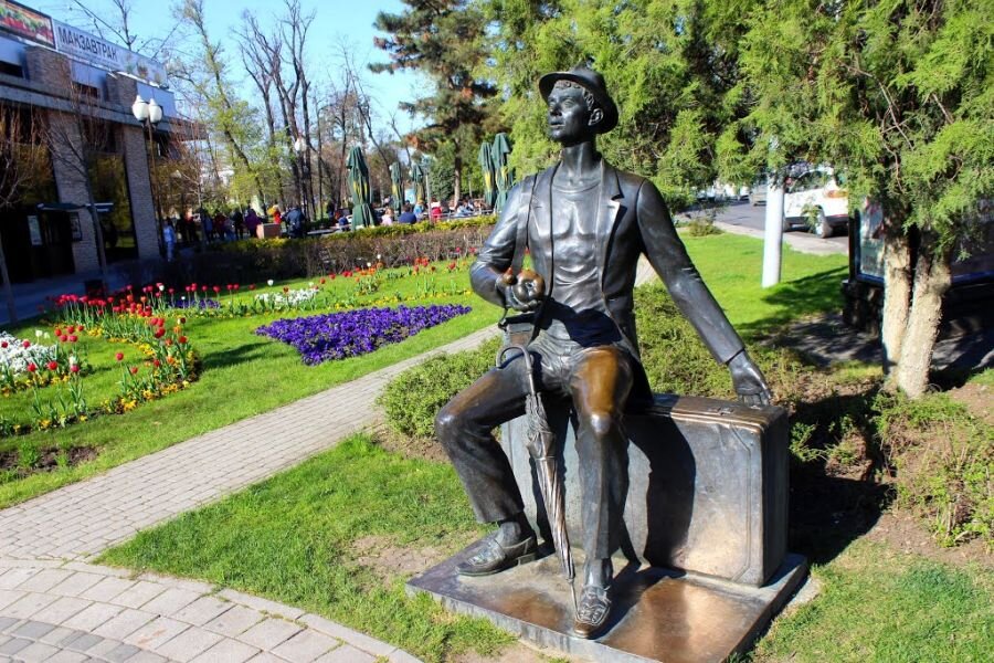 В центре Краснодара есть памятник Гостю. Гостю города. Кто после этого скажет, что здесь не любят приезжих? Им памятники ставят!