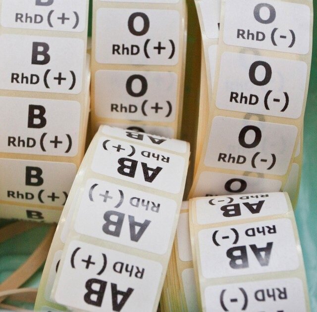 По набору антигенов. Группа крови определяется набором антигенов, А и В, находящихся на эритроцитах. При этом возможны четыре варианта: на эритроцитах присутствует только антиген, А, только антиген В, оба антигена (А и В) или ни одного (0). Каждому из вариантов соответствует своя группа крови. 
