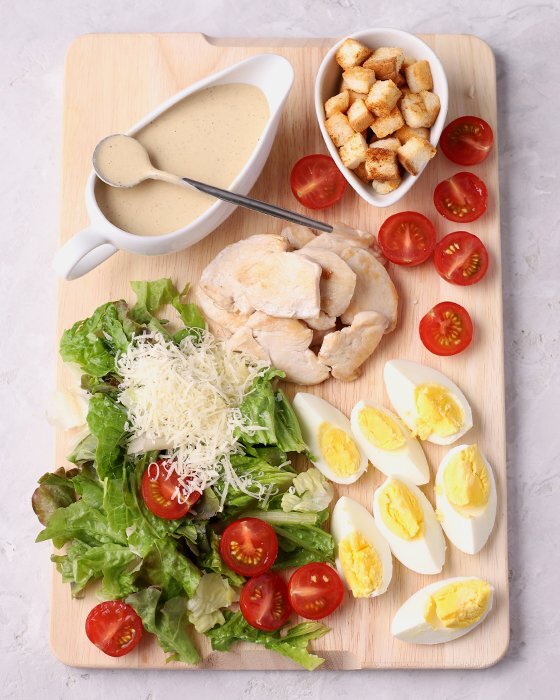 Непревзойденная классика: салат «Цезарь» с курицей