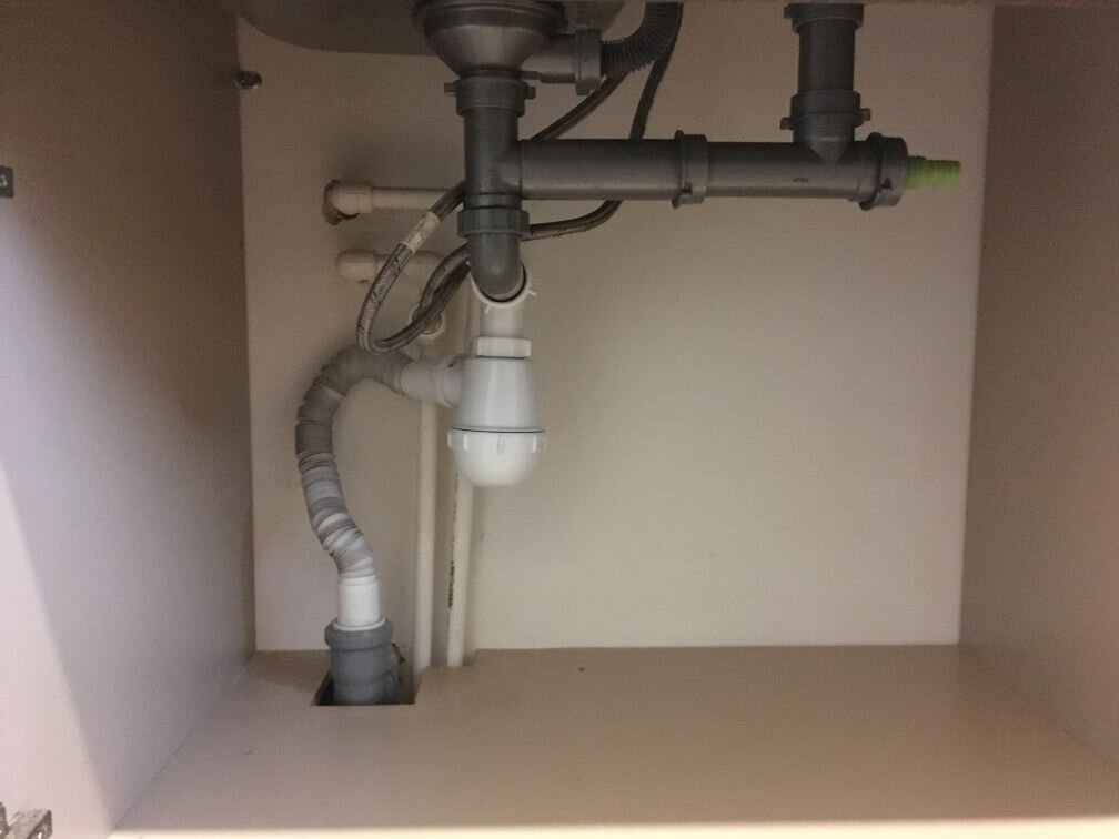 Жестко поделить нельзя - помешает обслуживанию. Съемные конструкции будут слишком ажурны.