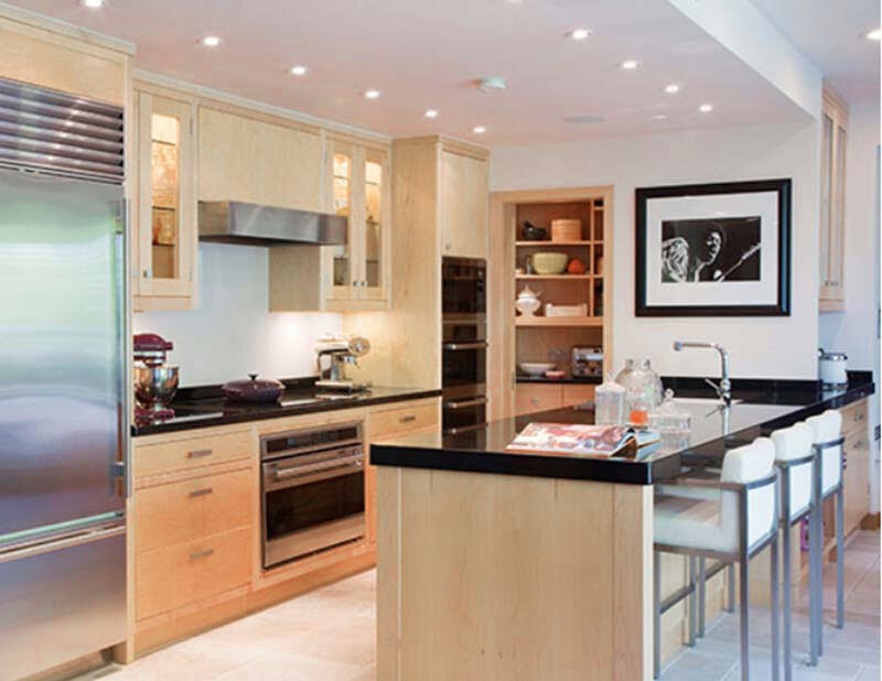 Современная кухня с островом и барной стойкой в едином стиле.