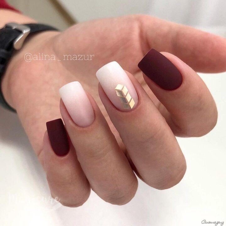 Очень элегантное сочетание 😍 с необычным эффектом. С таким маникюром не останешься не замеченной ❤️