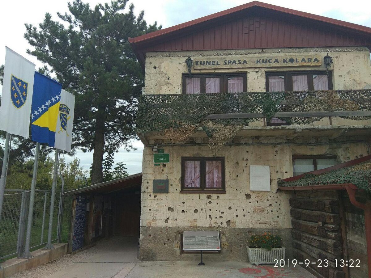 Дом со следами снарядом скорее правило, чем исключение в Сараево