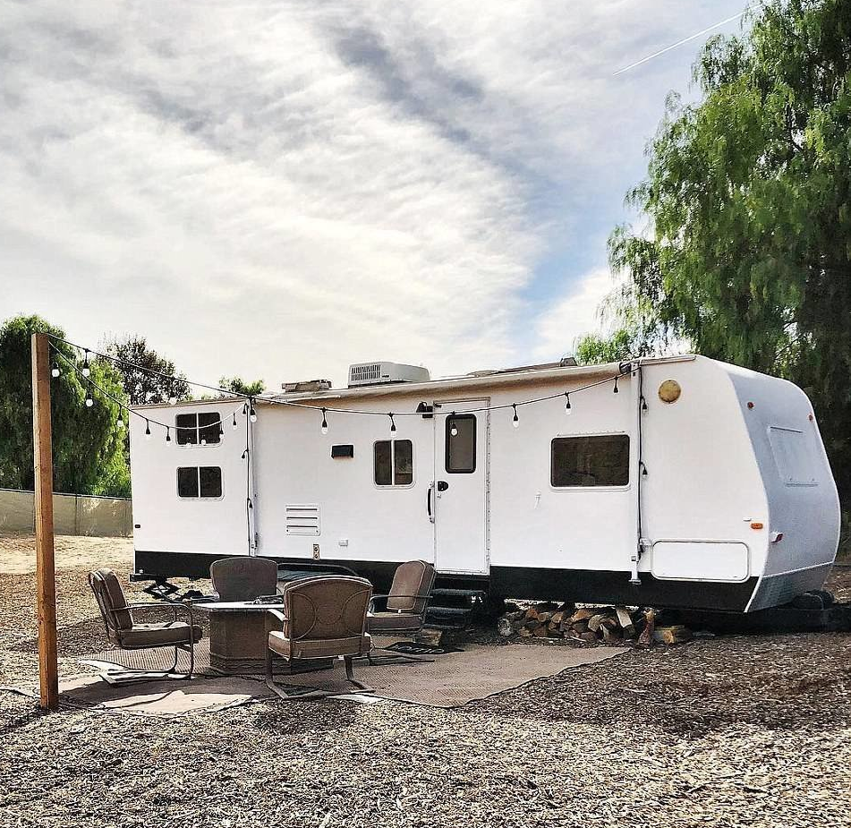 Вот на такой вагончик семья променяла просторный дом