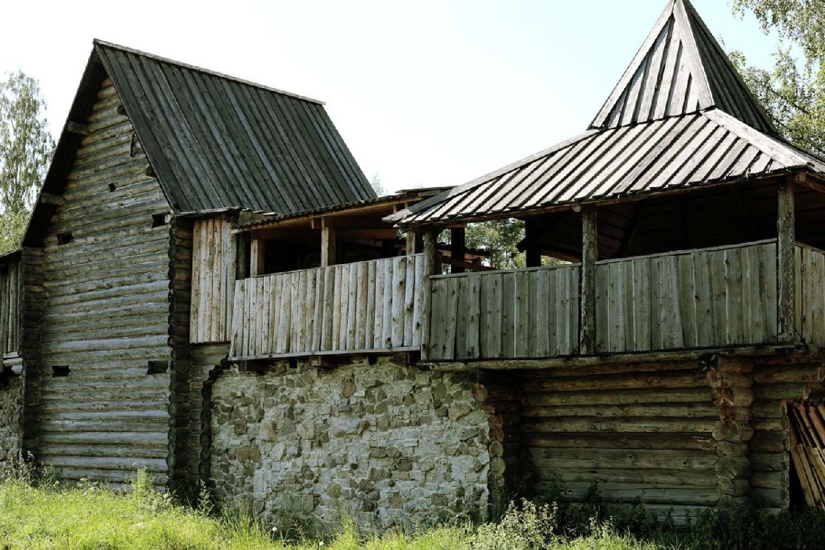 Варяжский двор Выборг. Деревня викингов Сваргас (Варяжский двор). Сваргас деревня викингов Выборг. Усадьба викингов Свенгард.