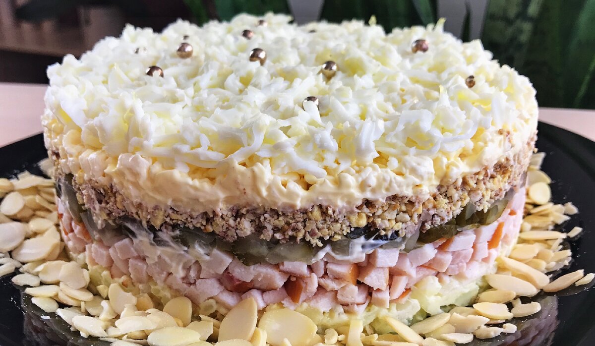 Салат Снежная Королева с крабовыми палочками и ветчиной