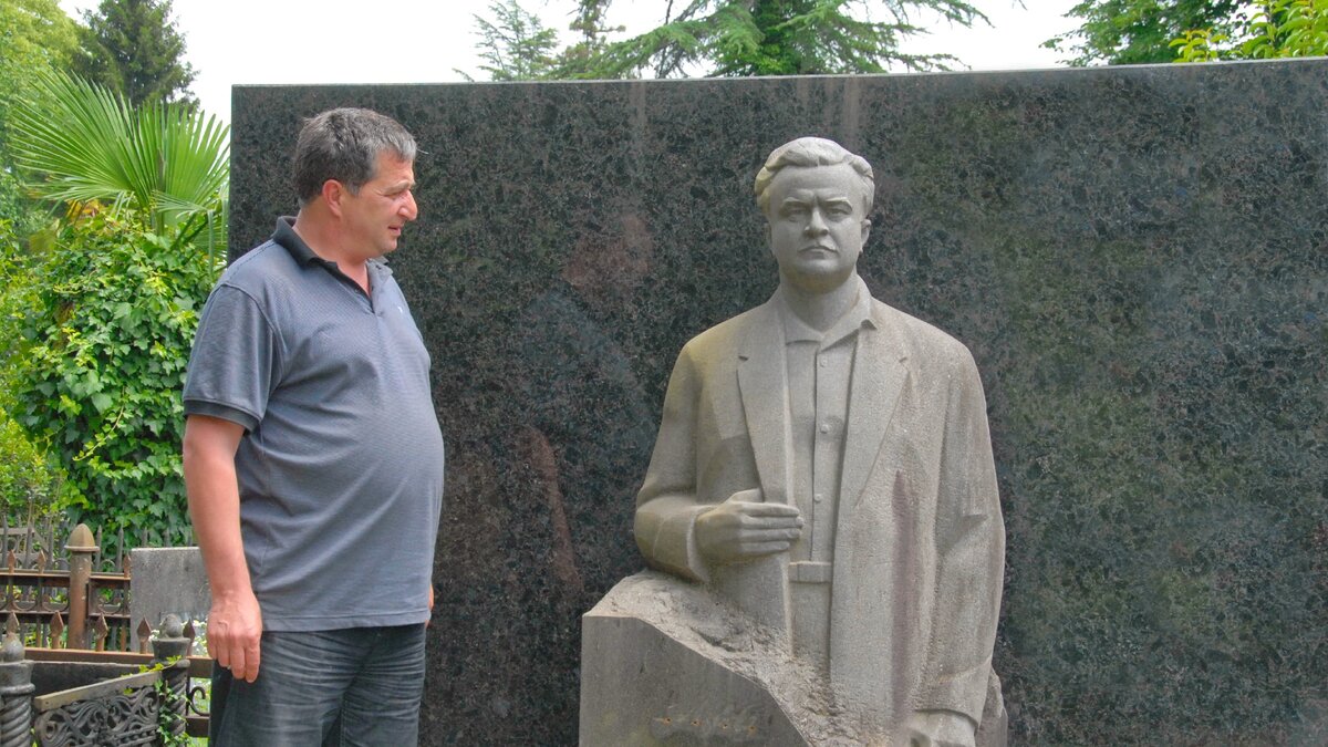 Памятник-надгробие работы Евгения Вучетича в Зугдиди. ©Фото Бесика Пипия.