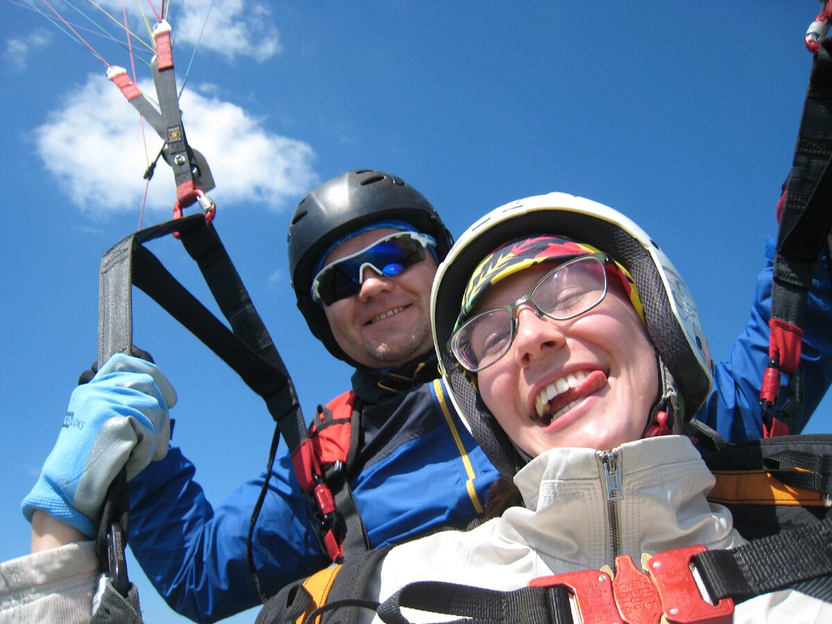 Тандем-полёт параплана. Довольный пассажир.