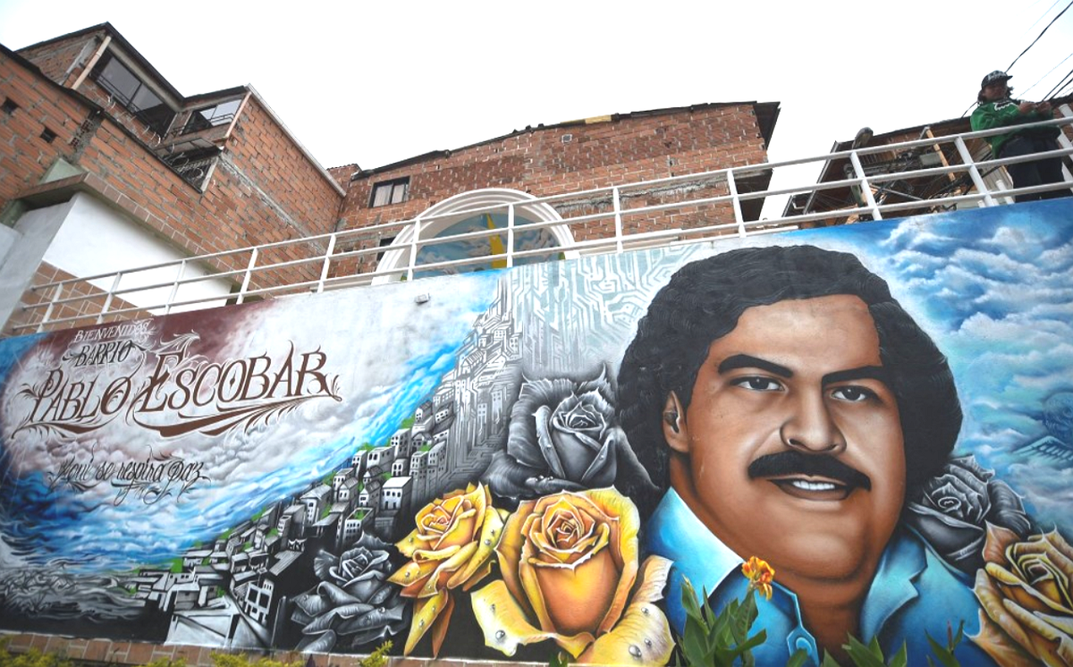 *  рисунки на стенах домов Медельина - родного города Эскобара (наше время)