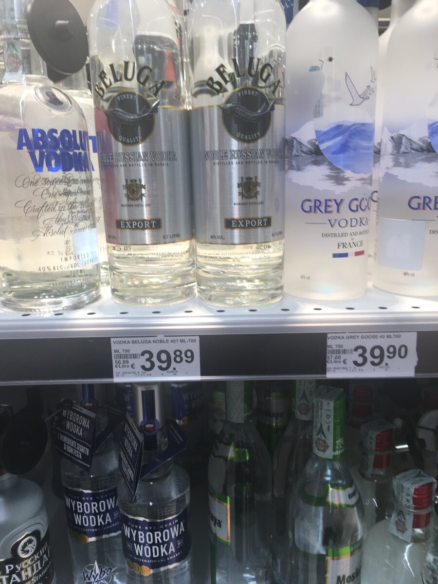 Фото: Piano Piano (здесь дорогие Beluga и Grey Goose – почти по три тысячи, если перевести в рубли, а также "Московская", "Русский Стандарт" и польская Wyborowa)