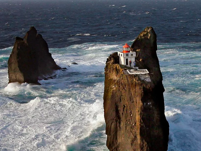 По-настоящему одинокий маяк в Атлантическом океане