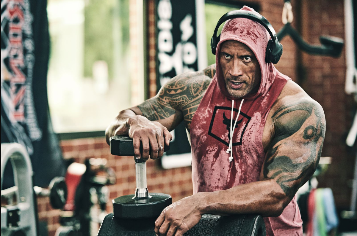 Качки в зале. Дуэйн скала джонсон тренировки. Спортивный мужчина. Спорт фитнес. Спортсмены в тренажерном зале.