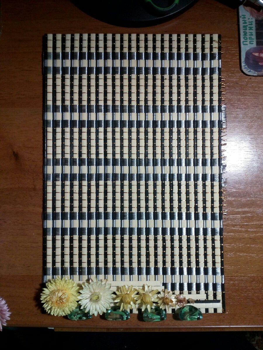 Клеим гелехризум и камни