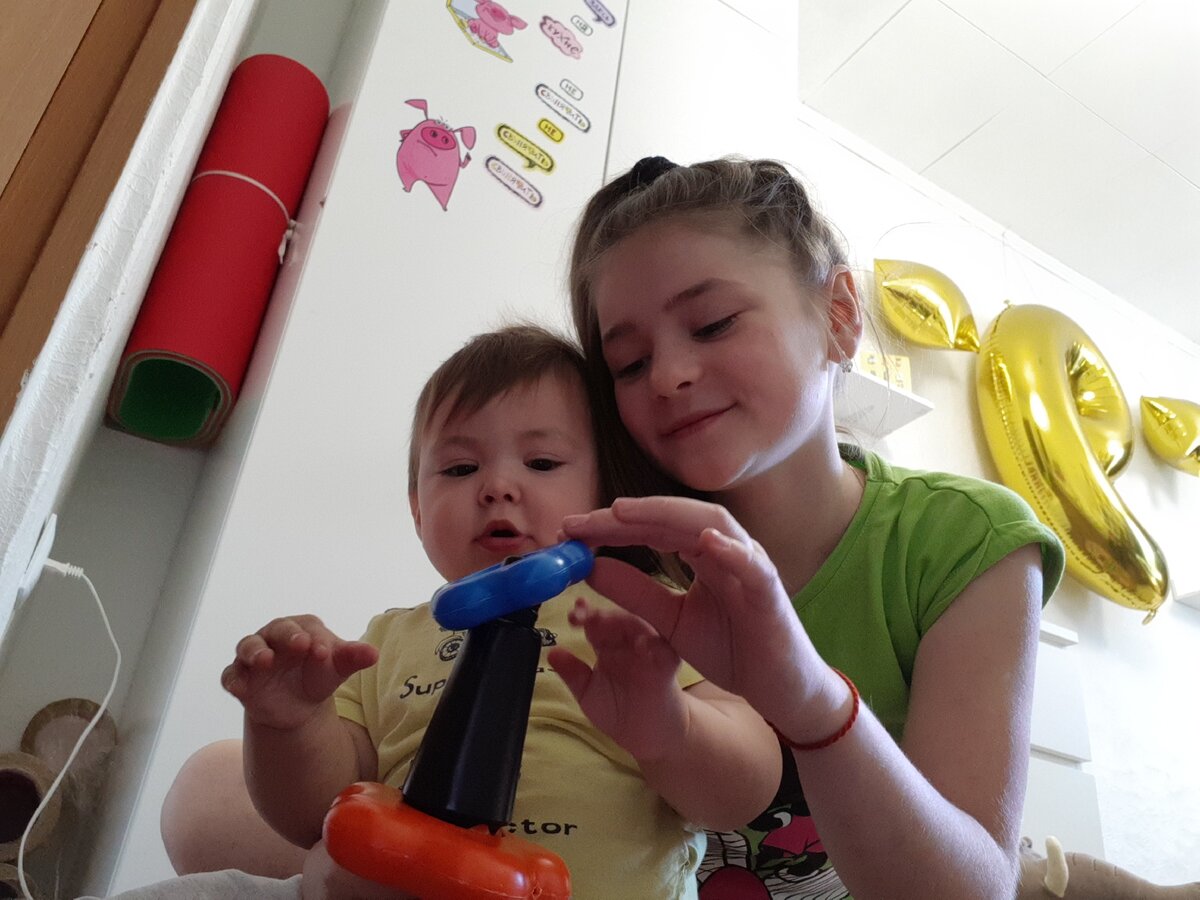 Игрушки развевают нас.