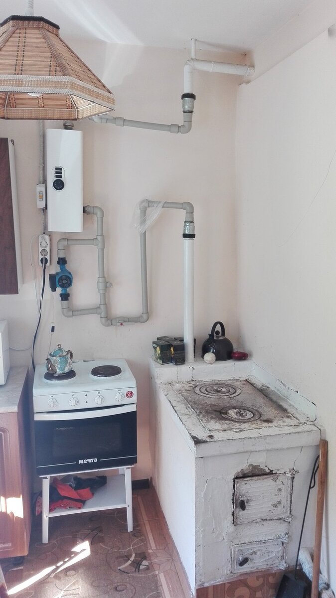 Часто вижу такой колхоз. Печка + электрокотел