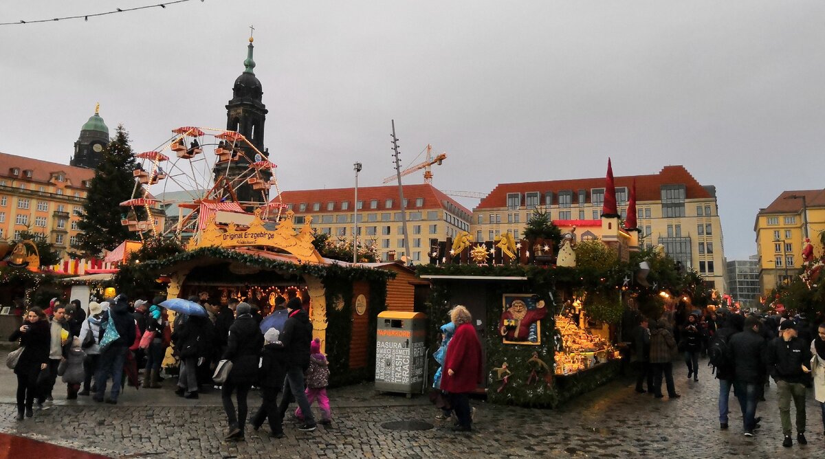 За Альтмаркт видны башни Хофкирхе и Новой ратуши