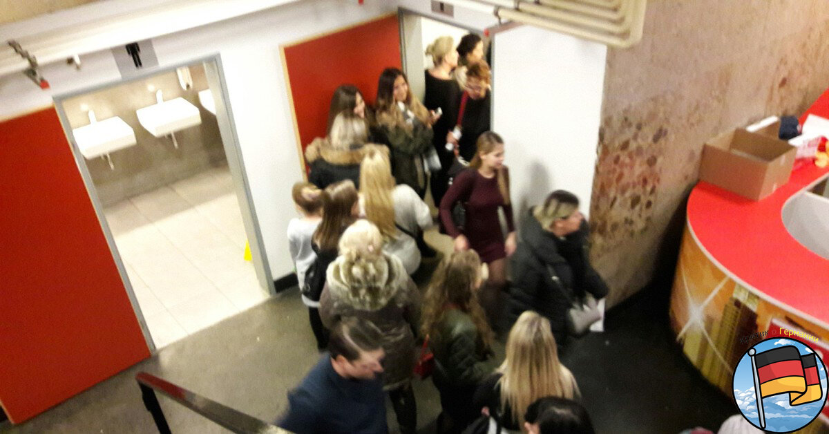 Очередь в туалет Макдональдс , очередь в женский туалет