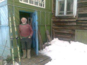 Отличается от героя-отшельника Василий Петрович тем,что менять ничего не собирается,так как от своего положения не страдает.Вполне доволен условиями проживания и по жизни не привык их выбирать. «Когда жена,Клавдия Захаровна умерла на 79 году жизни в апреле прошлого года стало конечно тоскливо на душе»-говорит Василий Петрович.Но ничего не поделаешь,годы берут своё…В прошлом остались и более половины века совместной жизни, и прожитые вместе трудности быта..Выросли две дочери,Зоя и Тамара,теперь уже и трое внуков совсем взрослые. Приезжают, когда появляется возможность,навещают.