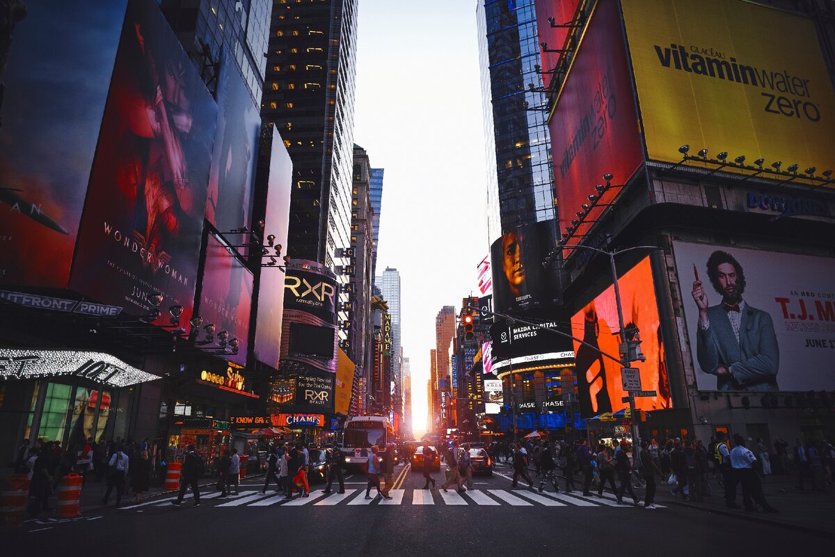 Times Square для визуализации. Photo by Luca Bravo on Unsplash