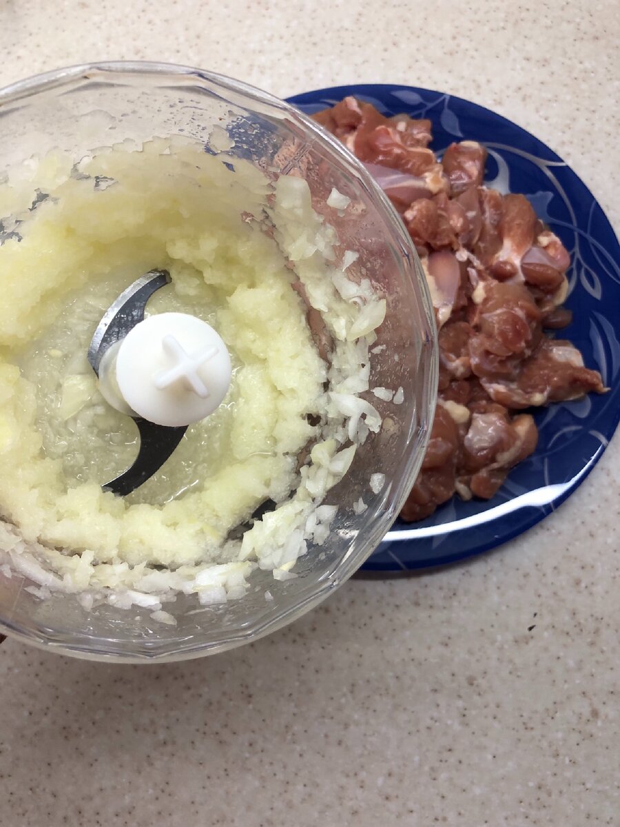 Лук измельчаем на блендере