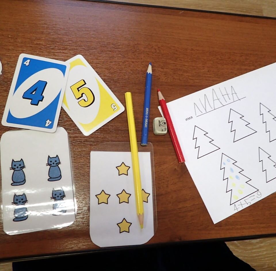 Карточки с фигурками - самодельная игра. распечатанные картинки заламинированы и вырезаны.