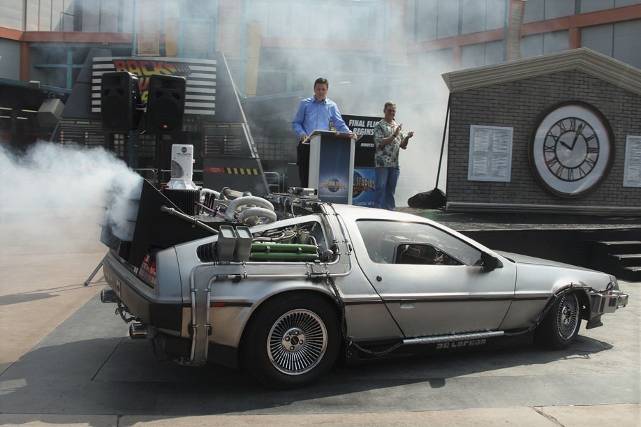 «  Назад в будущее - Часть II»  машина времени, с которой Марти прибывает в 2015 году с 1985 года, была построена Доком путем адаптации  DeLorean DMC-12 